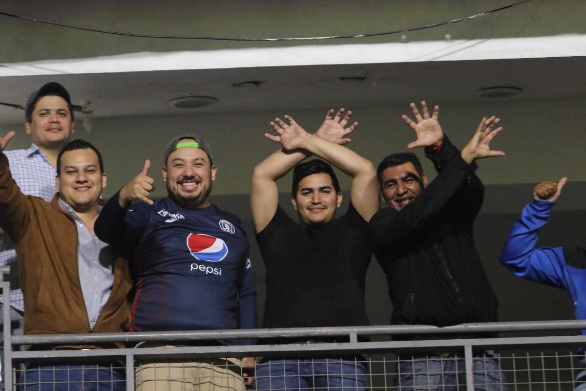 ¿Quién era la chica de rojo? La sangre se hizo presente en la cancha, las preciosas chicas de Motagua y ¿quién comía tajaditas?