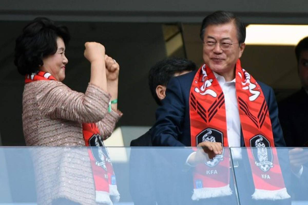 NO SE VIO EN TV: La impactante foto de presidente de Corea con capitán de su selección