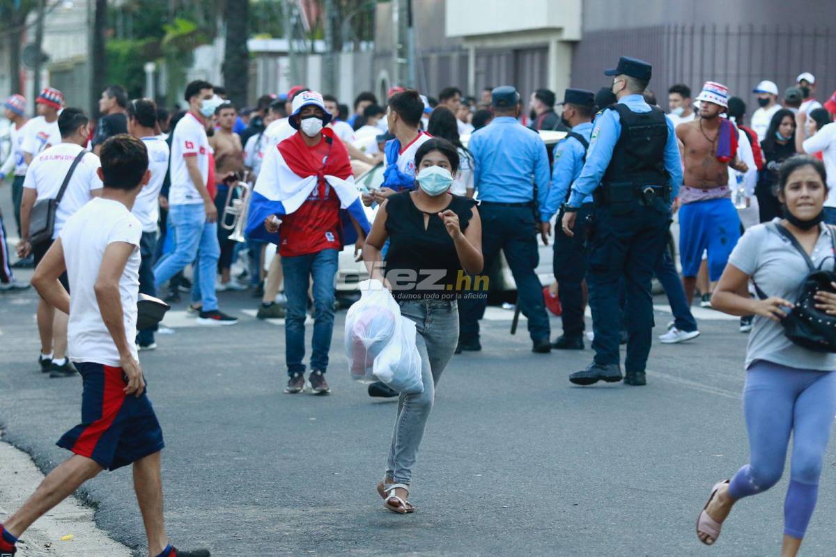 Imágenes de terror en el Morazán: Héridos y aficionados corriendo despavoridos previo al Real España-Olimpia