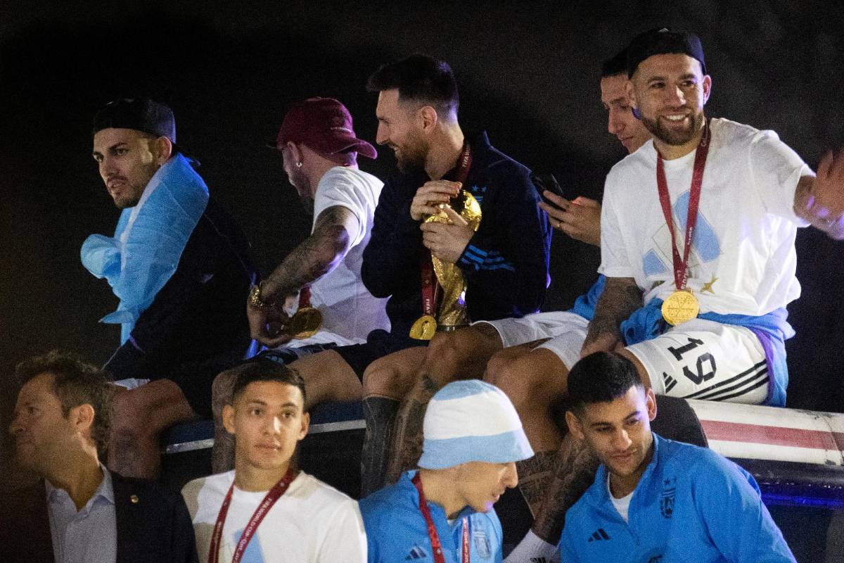 La copa está en casa: El espectacular recibimiento en Argentina a Messi y los campeones del Mundo