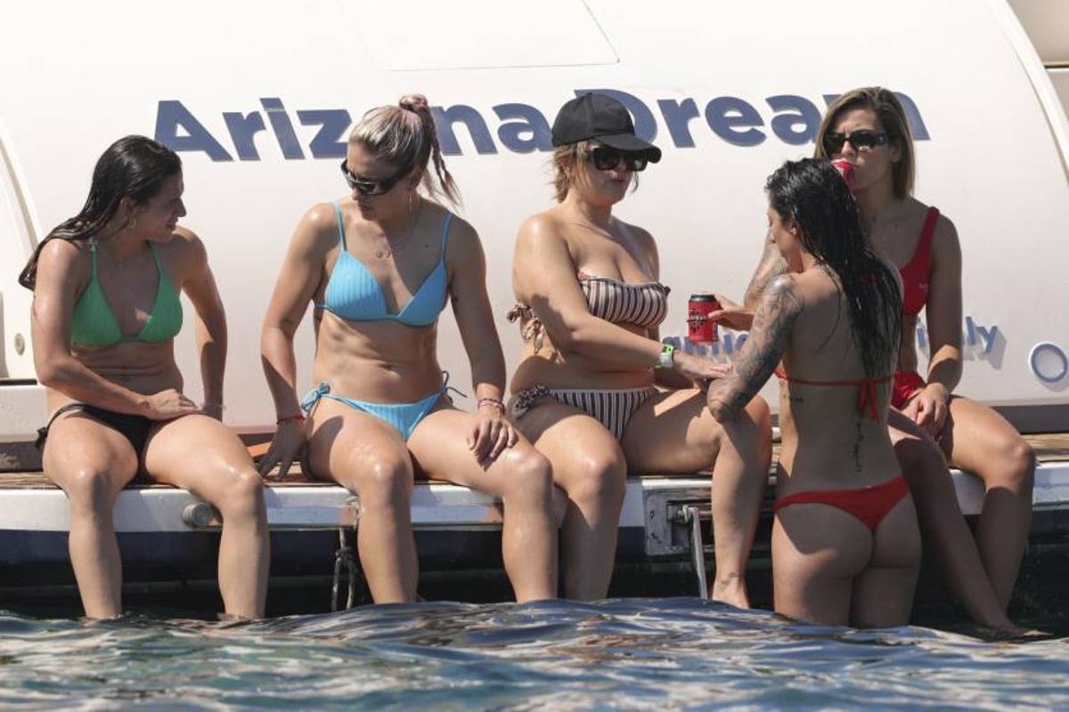 Así son las vacaciones Jenni Hermoso tras su polémico beso: ‘Tatuaje’ dedicado a Rubiales y Alexia Putellas deslumbra