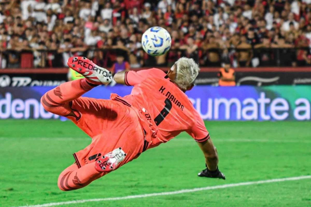 Keylor Navas se lució en su debut con Newell’s en Argentina: recibió premio y espectacular postal con la afición