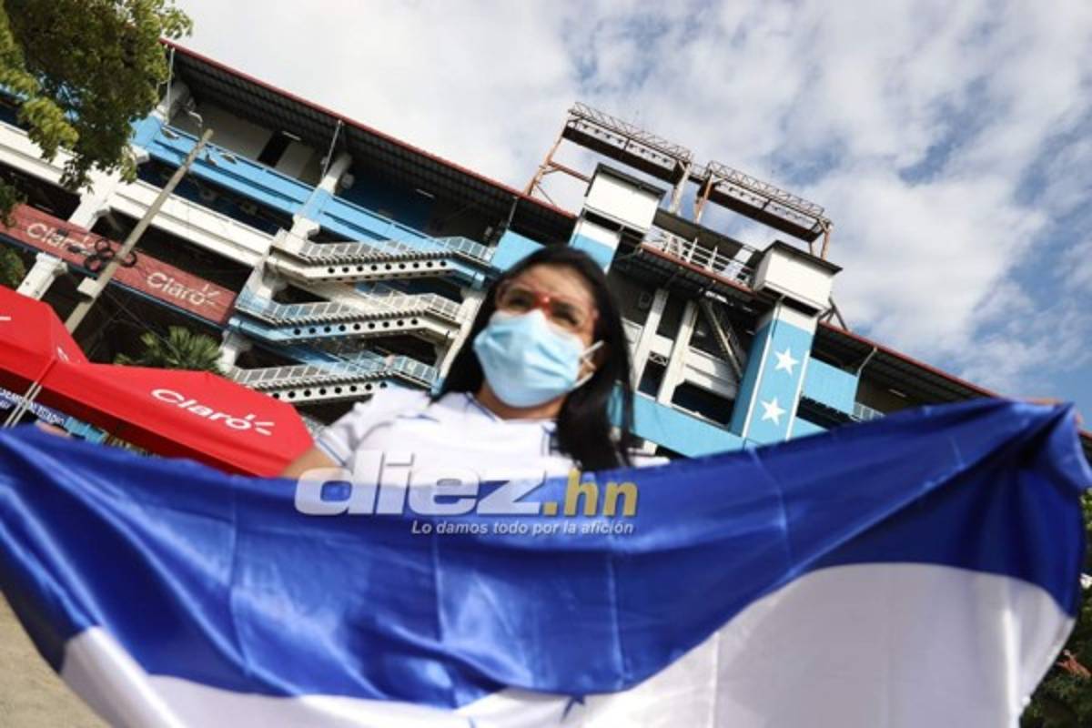 ¿Quién es la rubia? Las hermosas catrachas que adornan el Honduras vs. Costa Rica en el Olímpico