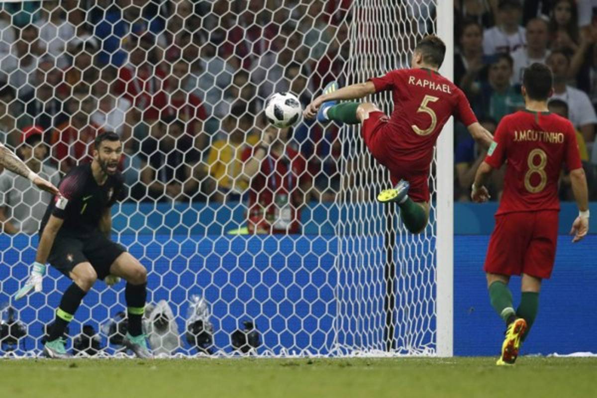 NO VISTE EN TV: La cara de Cristiano Ronaldo antes del tiro libre y lo que hizo De Gea tras el juego