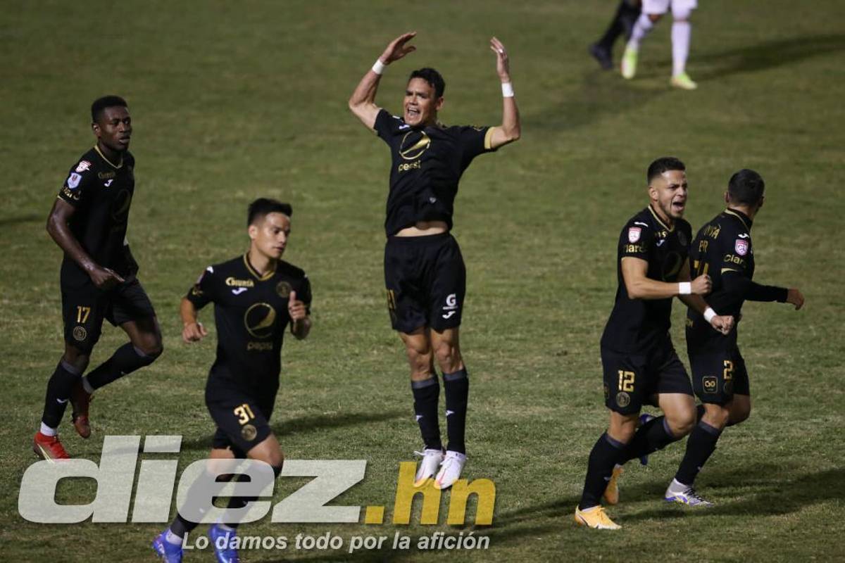 FOTOS: La tristeza de Diego Vázquez rumbo al camerino, las agresiones a jugadores chapines y la chica motagüense que hizo explotar el palco