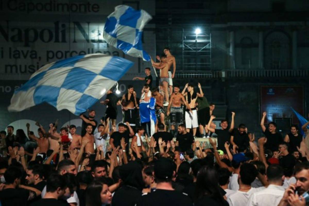 ¿Y el coronavirus? Así fue la polémica celebración de miles de hinchas del Napoli en Italia