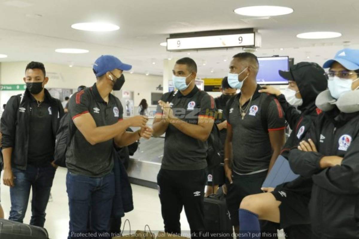 ¡Clásico de la reconciliación! Pedro Troglio y Diego Vázquez llegan juntos a New Jersey y se dan emotivo abrazo