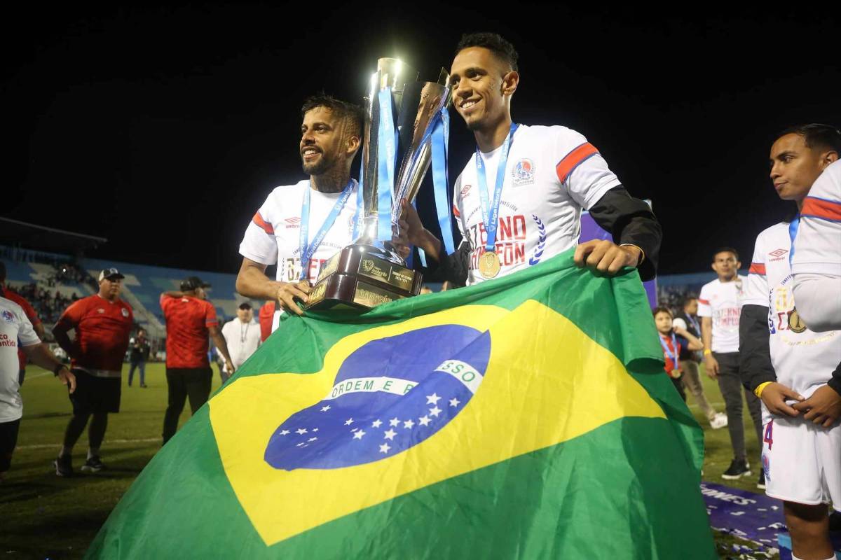 FOTOS: El que se robó el show en el festejo de Olimpia, el beso de Beckeles, legionarios presentes e invasión de cancha