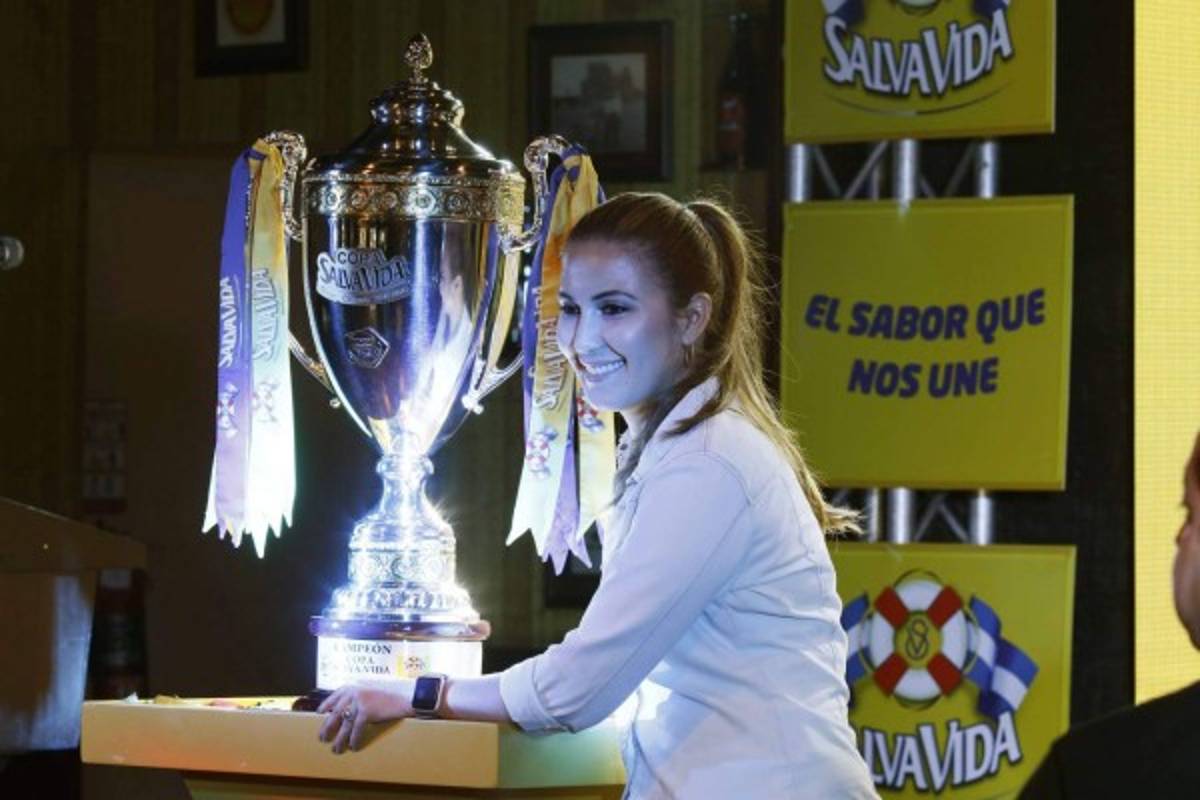 ¡LINDAS! Las espectaculares chicas que custodian la Copa Salva Vida