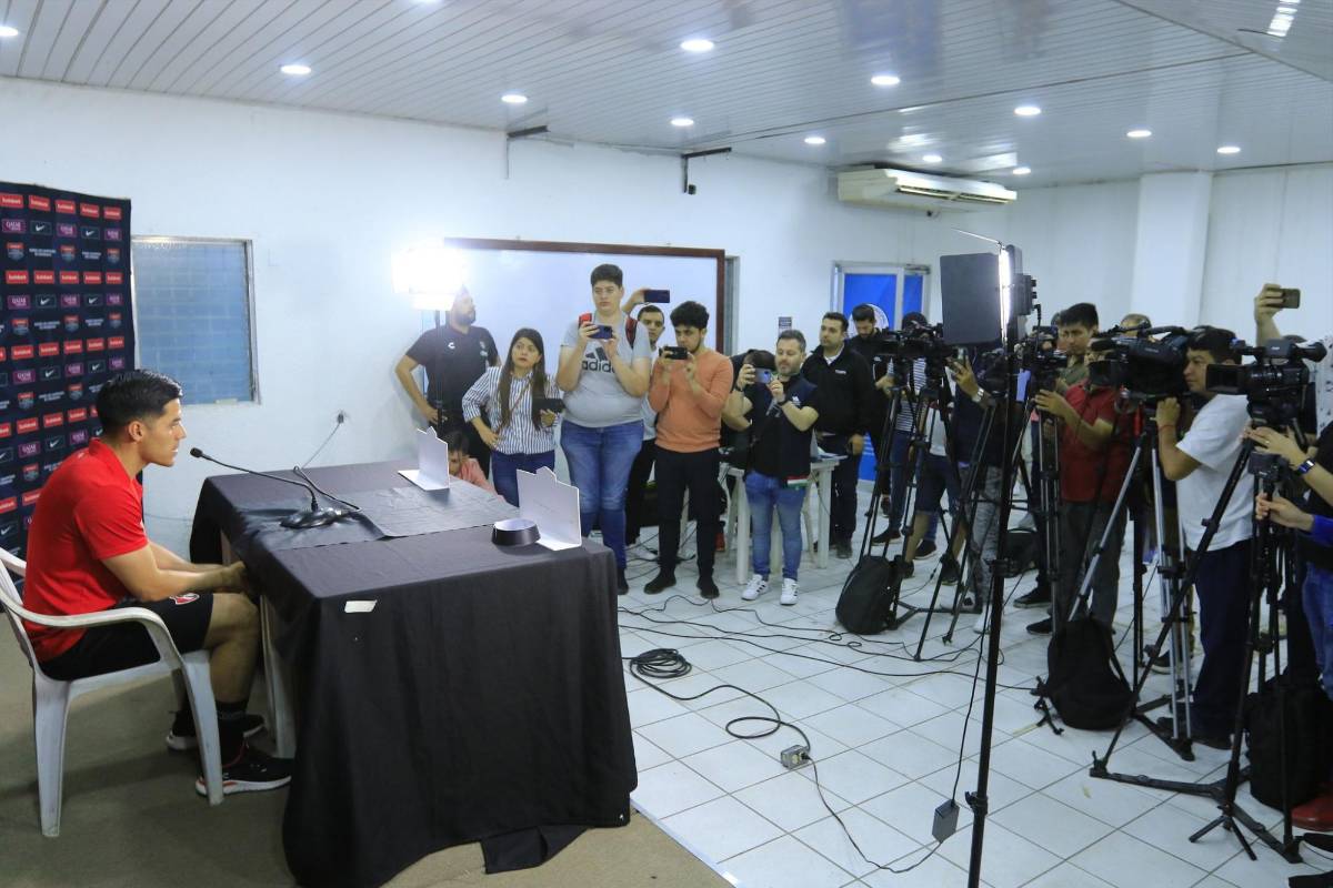 Prensa mexicana y bellas periodistas se apoderan del Olímpico: Atlas, muy sonriente pensando en Olimpia