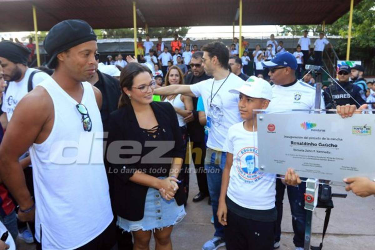 Las linduras que rodean a Ronaldinho en su visita a Tegucigalpa