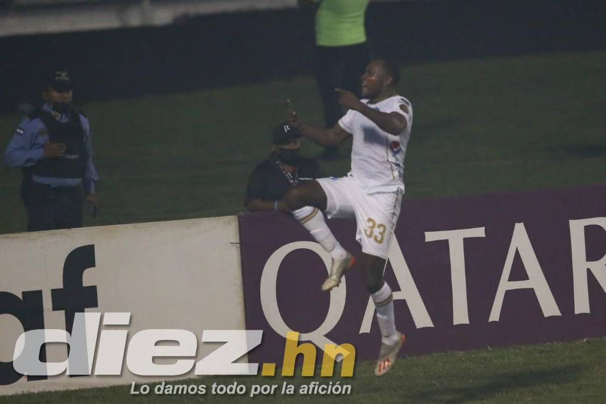 FOTOS: La tristeza de Diego Vázquez rumbo al camerino, las agresiones a jugadores chapines y la chica motagüense que hizo explotar el palco