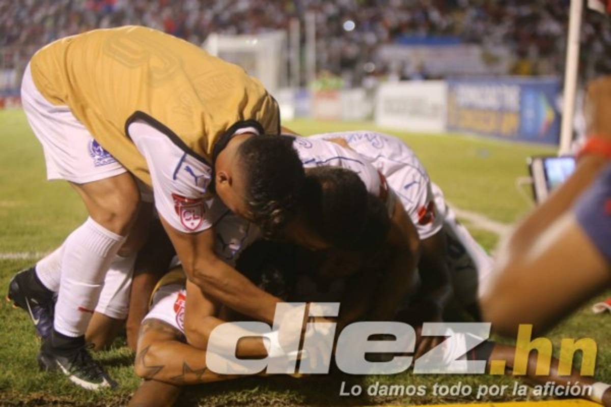 NO VISTE EN TV: El festejo del Olimpia y la bengala en el césped  