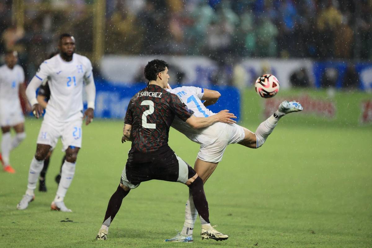 Yustin Arboleda tuvo debut destacado con Honduras frente a México, agarrón con dos jugadores y se le vio bien acompañado