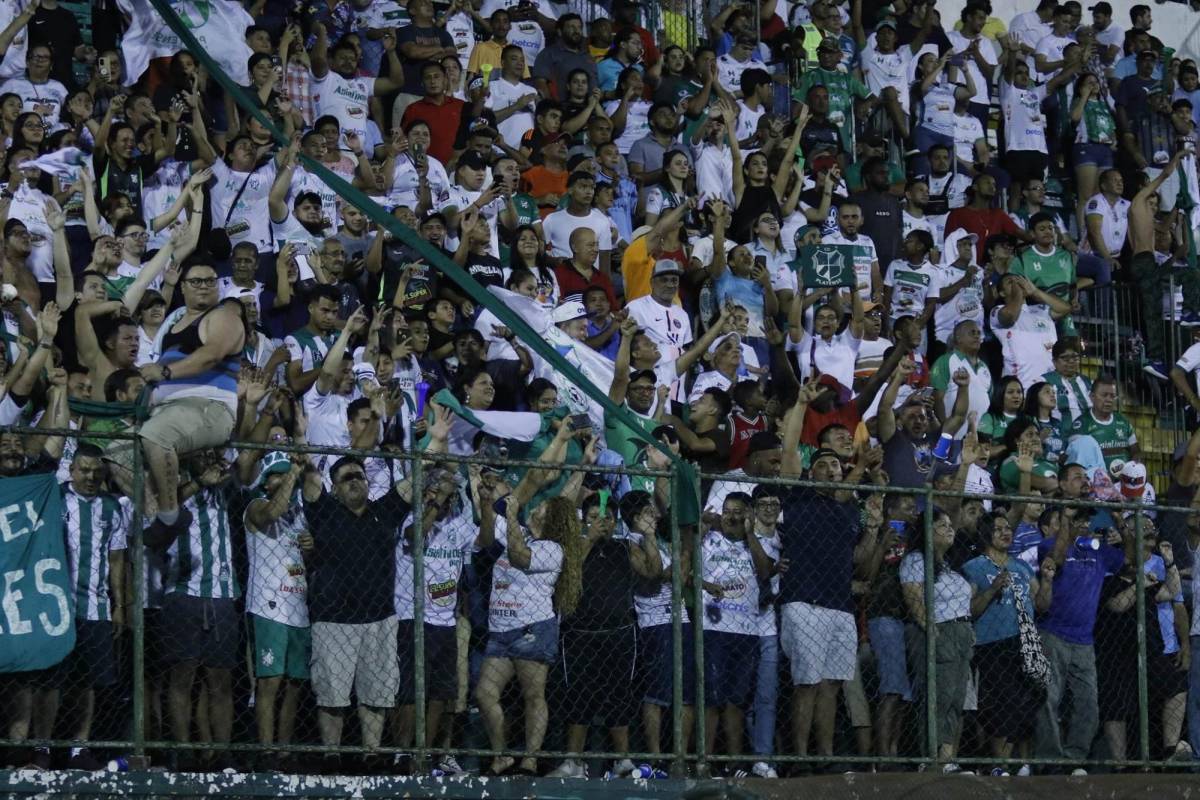 El Estadio Excélsior vive los partidos del Platense como si fueran de Primera División. Tremendo ambiente.