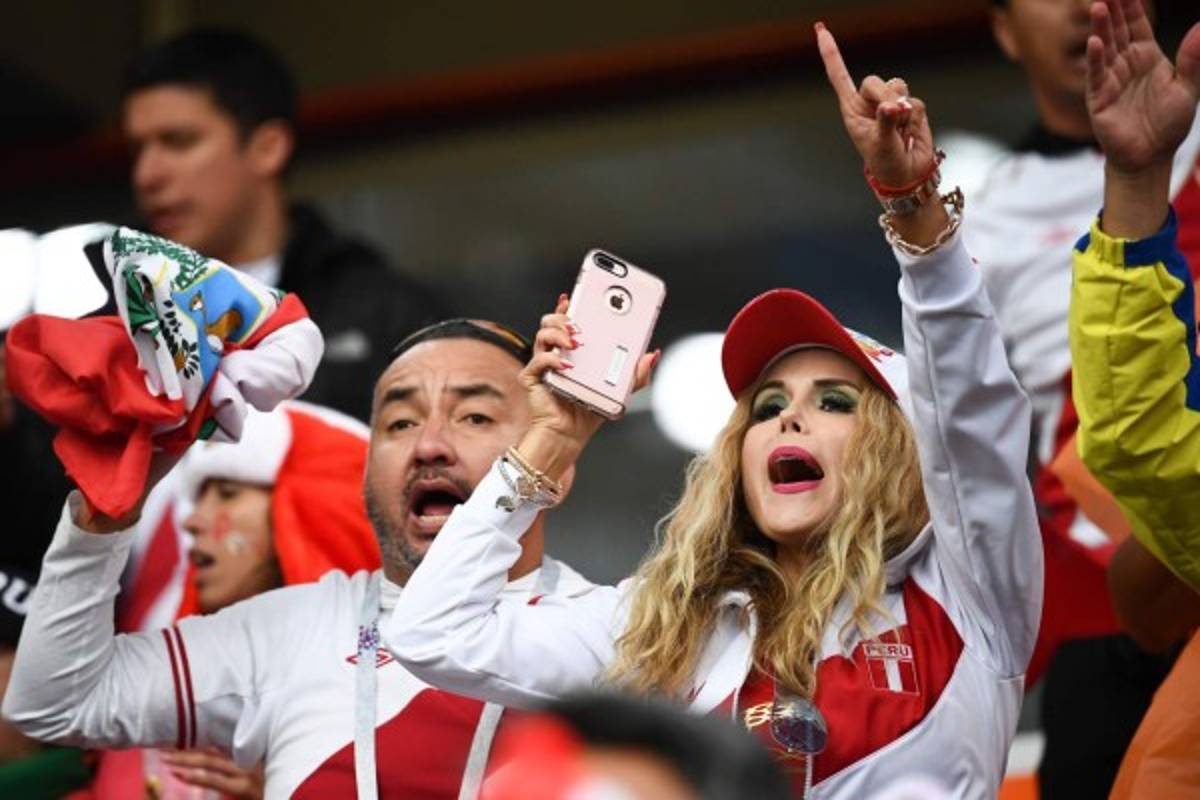 Francia y Perú engalanan Rusia 2018 con sus bellas aficionadas