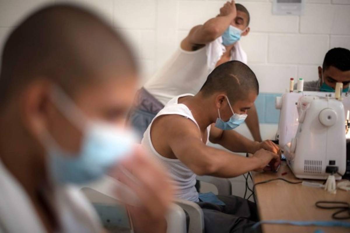 Ex mareros hacen mascarillas en Guatemala para prevenir el coronavirus: 'Ahora quisiera enmendar mis errores'