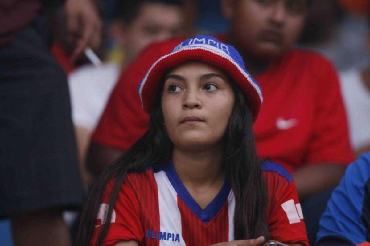 ¡Cositas! Las hermosas chicas que dejó el clásico Real España-Olimpia en el Morazán