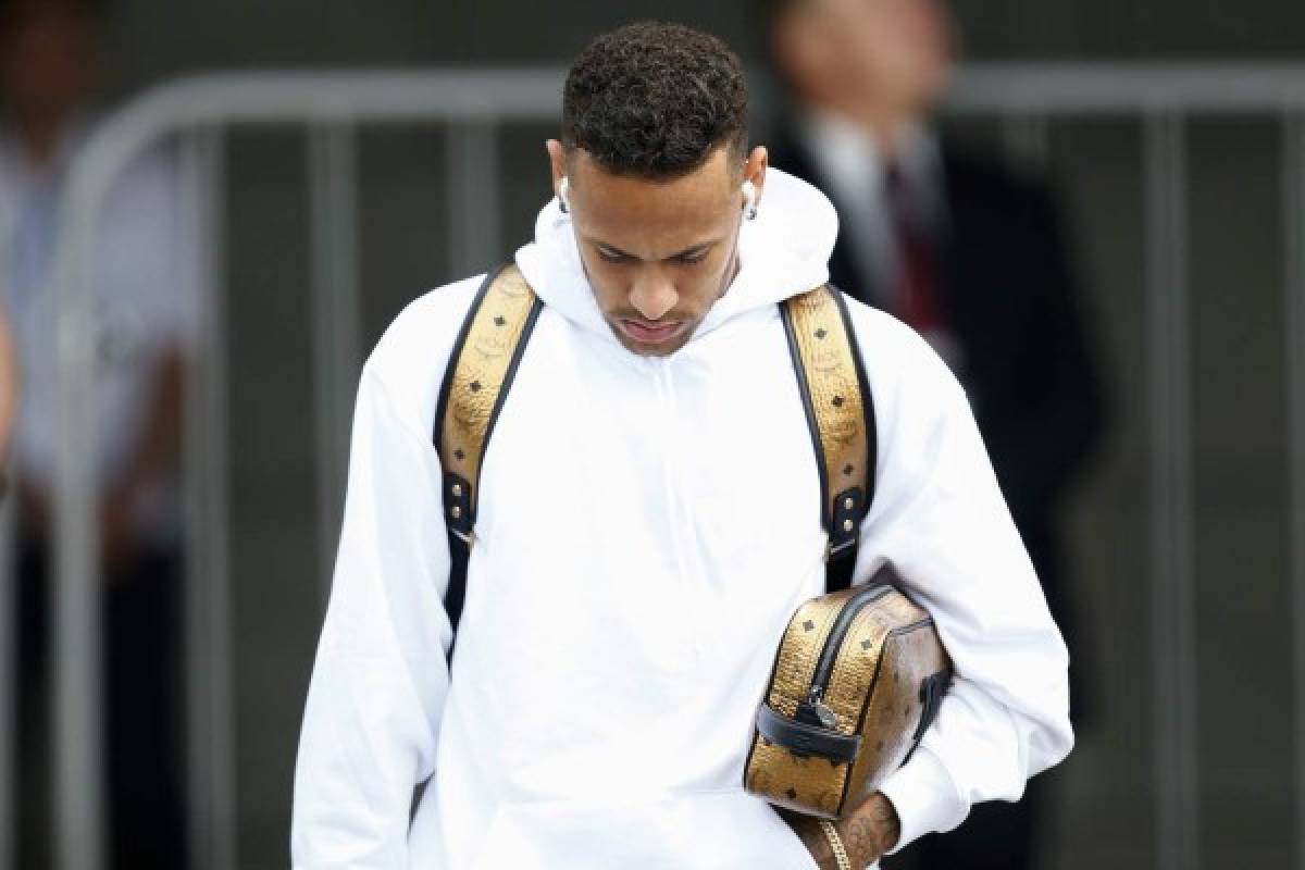 Brazil's forward Neymar leaves his team's hotel in Kazan on July 7, 2018, a day after the five-time champions crashed out of the Russia 2018 World Cup football tournament after a 2-1 quarter-final defeat to Belgium. / AFP PHOTO / Benjamin CREMEL