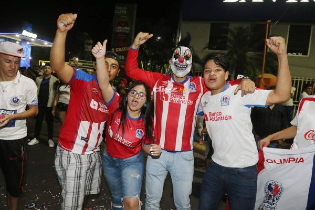 Afición de Olimpia armó un carnaval en las calles de Tegucigalpa festejando la 31