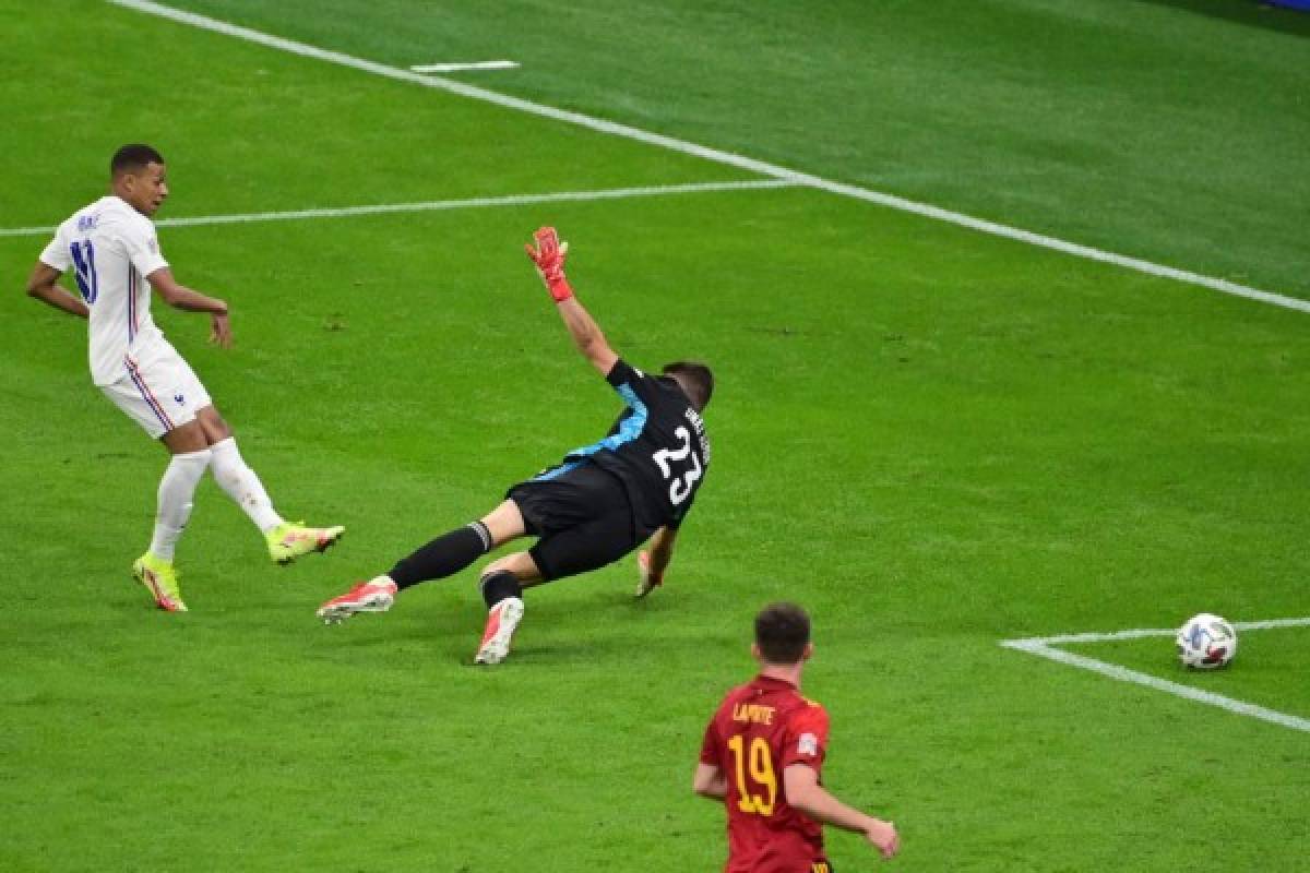 France's forward Kylian Mbappe (L) scores a goal despite Spain's goalkeeper Unai Simon during the Nations League final football match between Spain and France at San Siro stadium in Milan, on October 10, 2021. (Photo by MIGUEL MEDINA / POOL / AFP)