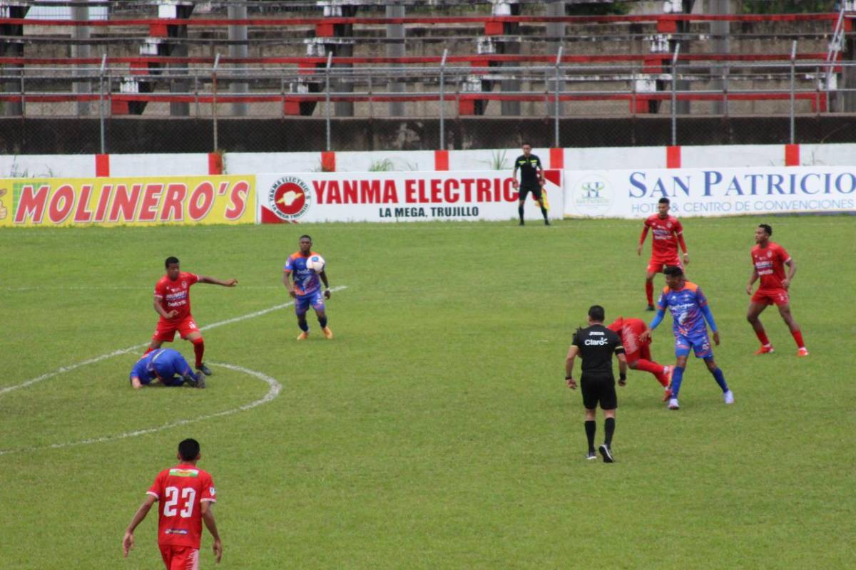 Futbolistas de Real Sociedad y Upnfm se disputan el esférico. Foto cortesía Dagoberto Luján.