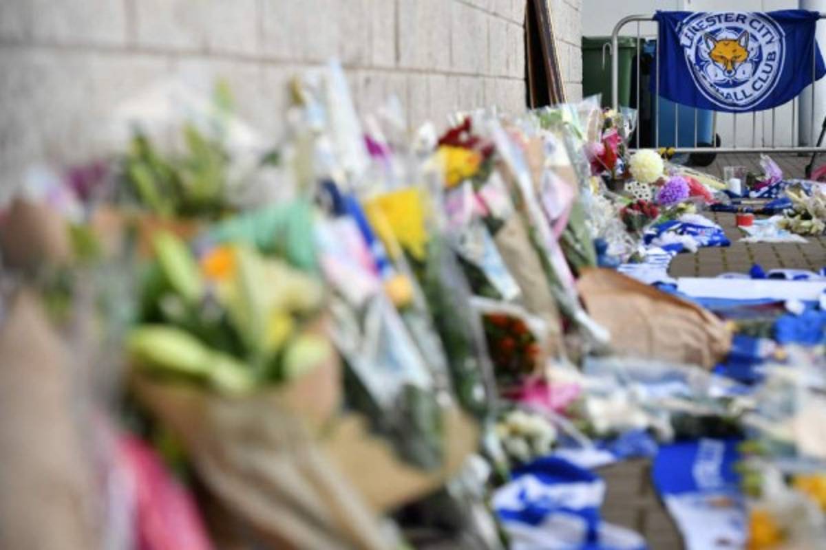 La angustia de los fanáticos del Leicester City por la muerte de su presidente