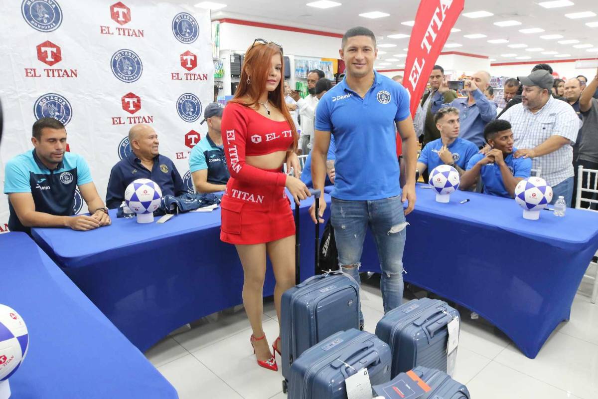 Jugadores de Motagua compartieron con sus aficionados: autógrafos, fotos y llevaron la copa 19