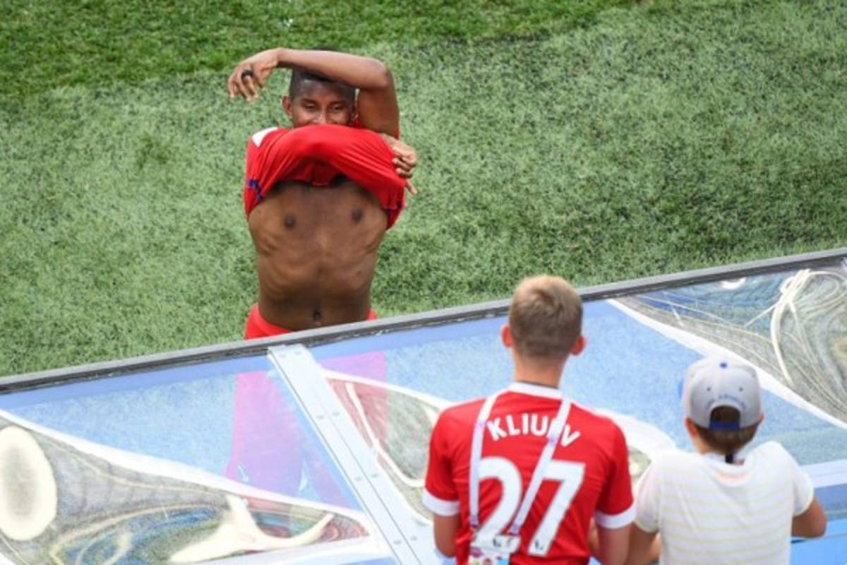 NO SE VIO POR TV: Panameños regalan sus camisas y Maguire exhibe a su preciosa novia