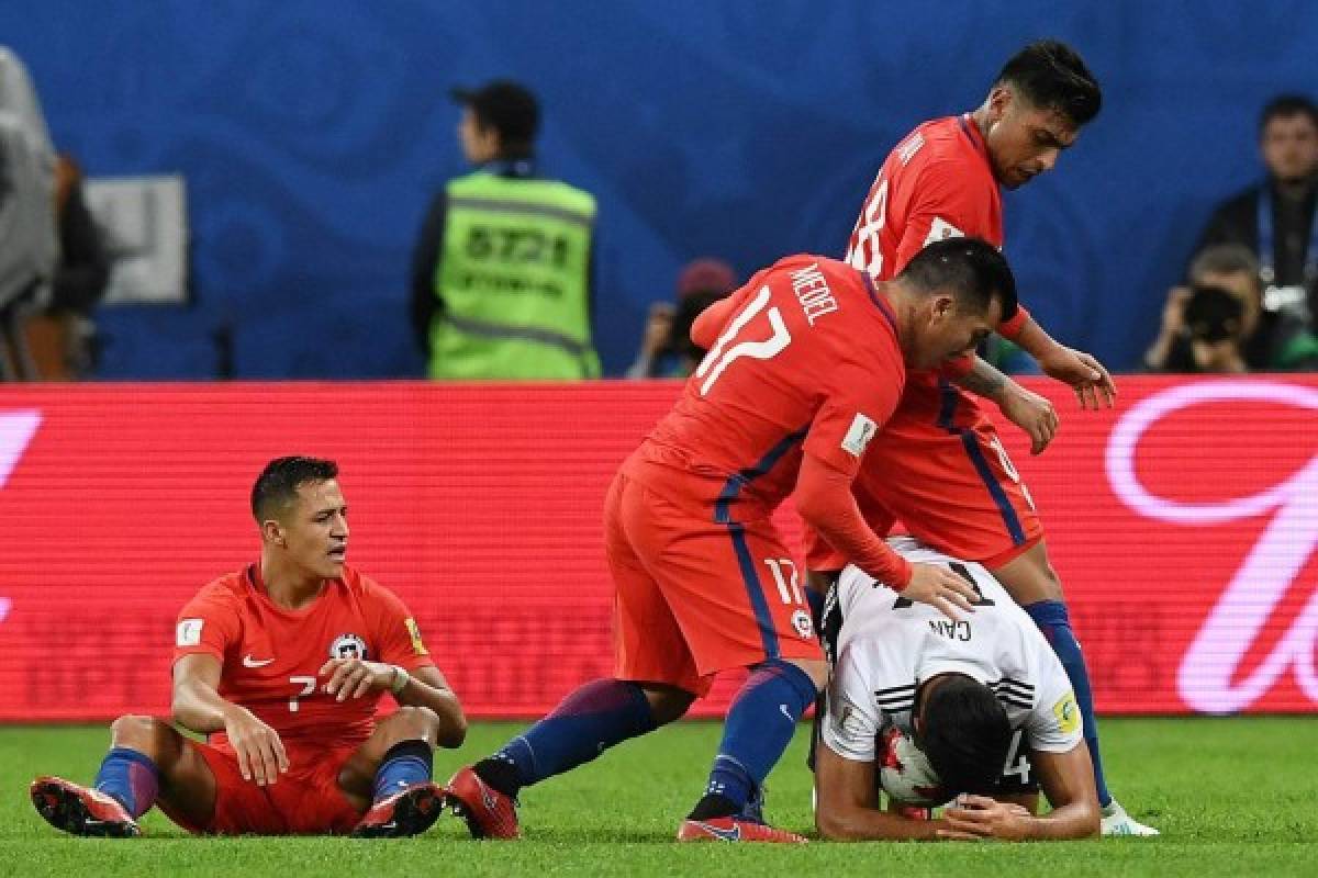 Chile's defender Gary Medel(C) argues with Germany's midfielder Emre Can during the 2017 Confederations Cup final football match between Chile and Germany at the Saint Petersburg Stadium in Saint Petersburg on July 2, 2017. / AFP PHOTO / FRANCK FIFE