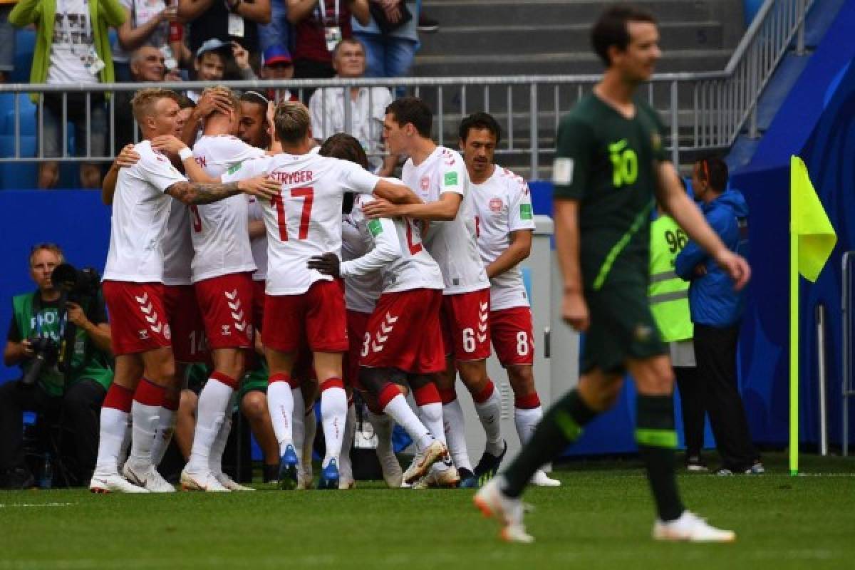Denmark players celebrate the opening goal scored by Denmark's midfielder Christian Eriksen (2L) during the Russia 2018 World Cup Group C football match between Denmark and Australia at the Samara Arena in Samara on June 21, 2018. / AFP PHOTO / MANAN VATSYAYANA / RESTRICTED TO EDITORIAL USE - NO MOBILE PUSH ALERTS/DOWNLOADS