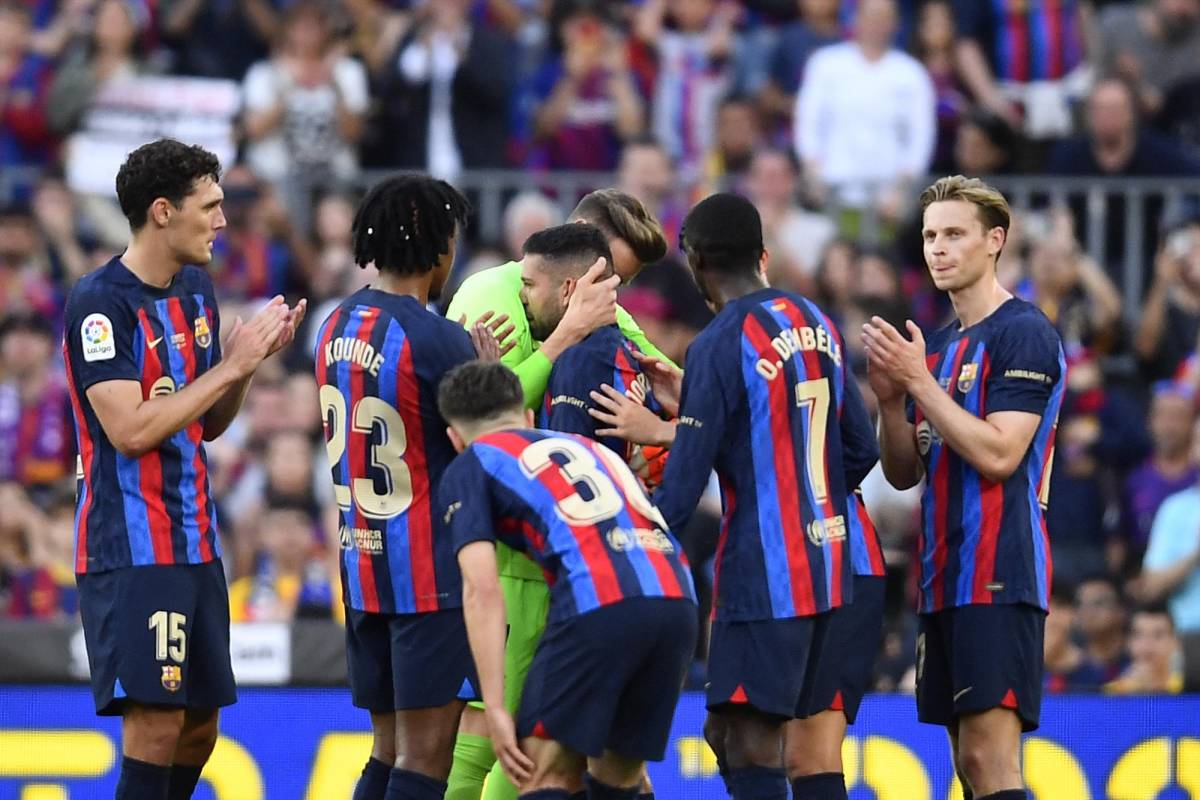 Jordi Alba y Busquets se retiraron del Camp Nou con muchos abrazos y aplausos de sus compañeros.