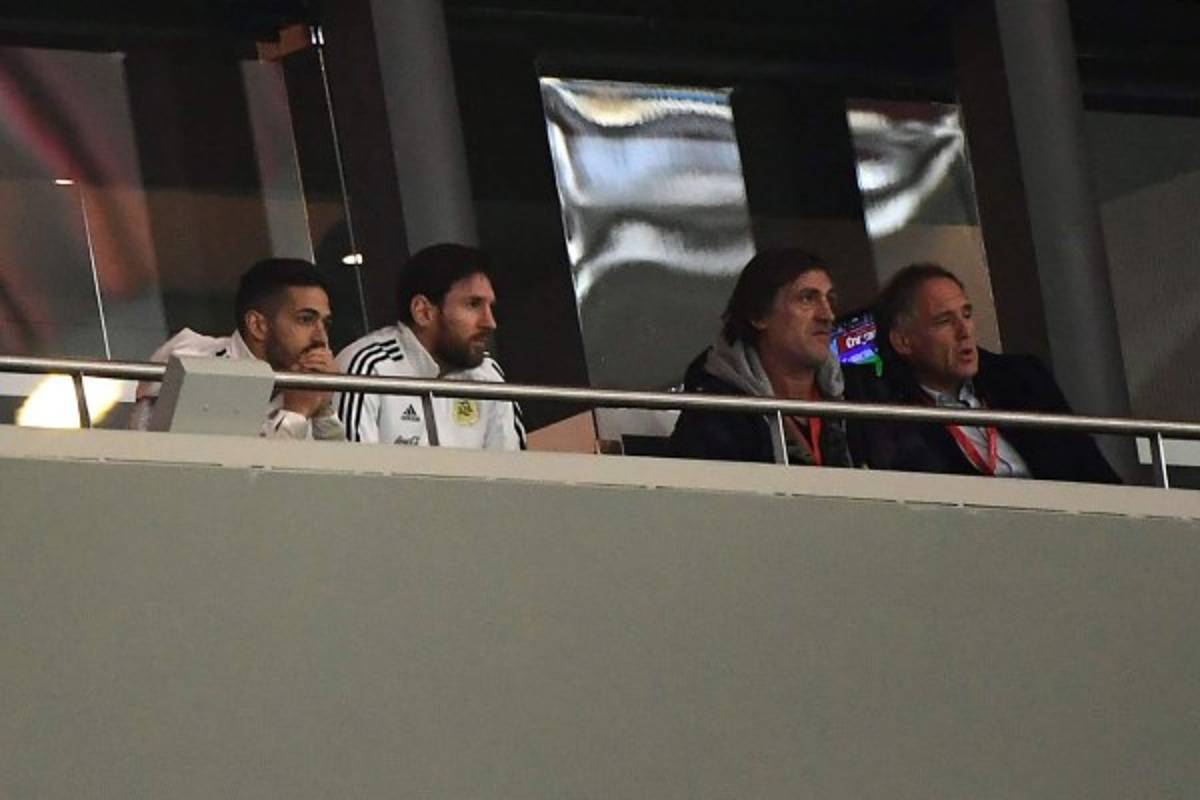 ¿Lágrimas? La tristeza de Messi en las gradas tras la goleada de España sobre Argentina