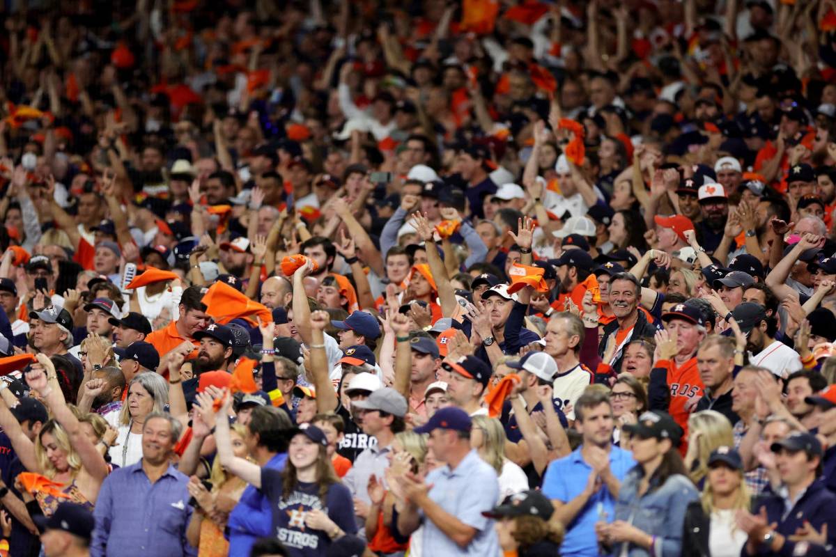 ¡Astros Campeones! Así se vivió el sexto juego de la Serie Mundial, Mauricio Dubón celebró con la bandera de Honduras