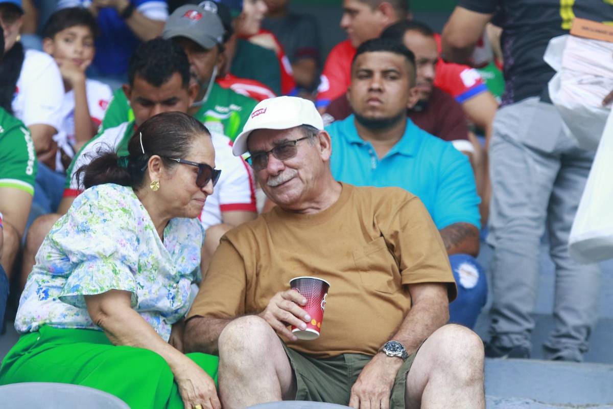 ¿Quién es la de verde? Las hermosas mujeres enamoraron en el Estadio Morazán