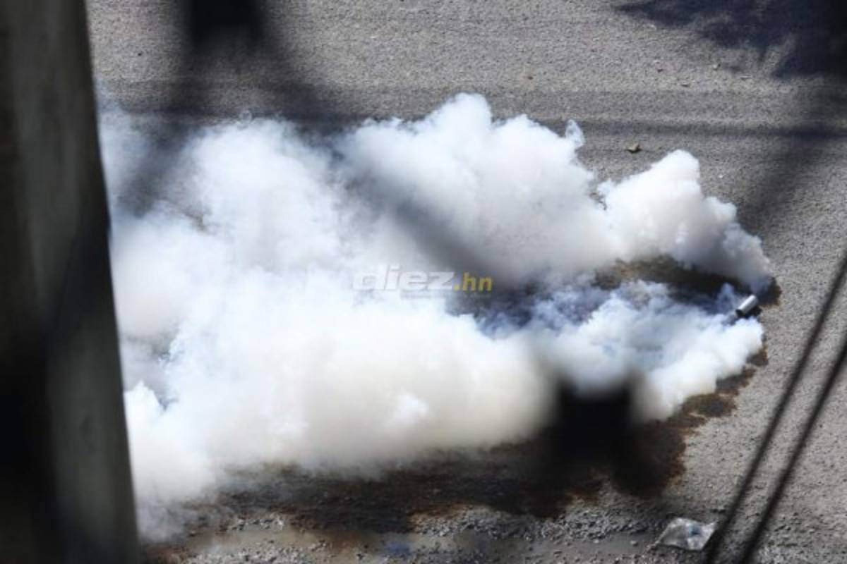 Barra de Marathón y olimpistas vestidos de civiles se agarran a pedradas afuera del Yankel