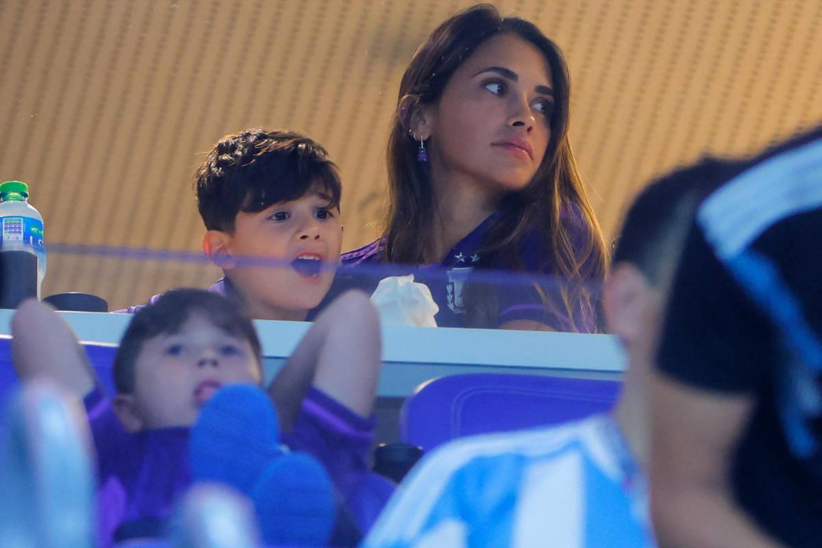 No se vio por TV: Hijos de Messi y sus relajos en el palco, el enojo de Antonela y el amigo de Maradona