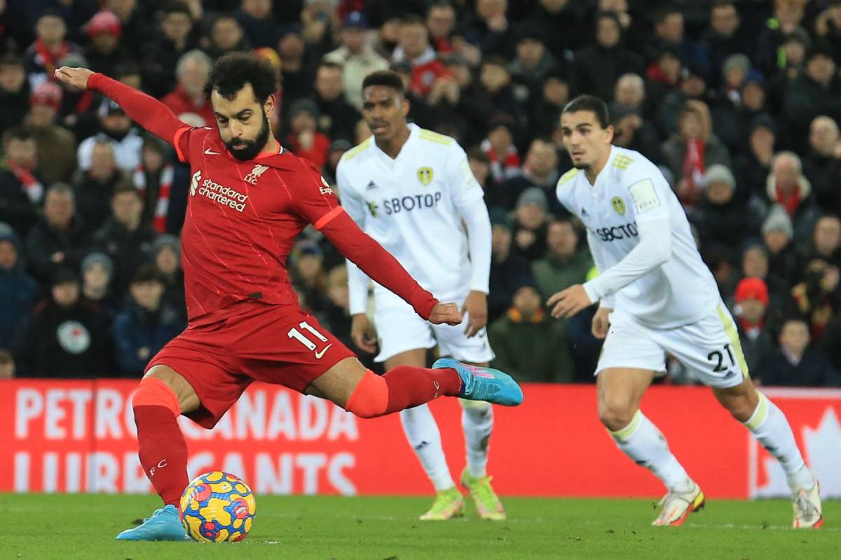 Uno de los dos goles de Salah fue desde el punto de penal. FOTOS: AFP.