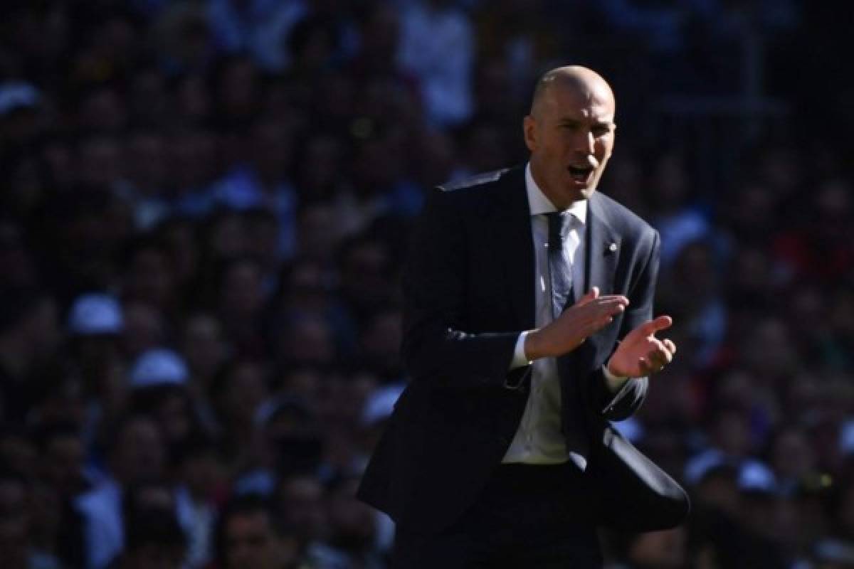 ¡Amor y feli-Zidane en el Bernabéu! A Florentino le sacaron dos fuertes pancartas