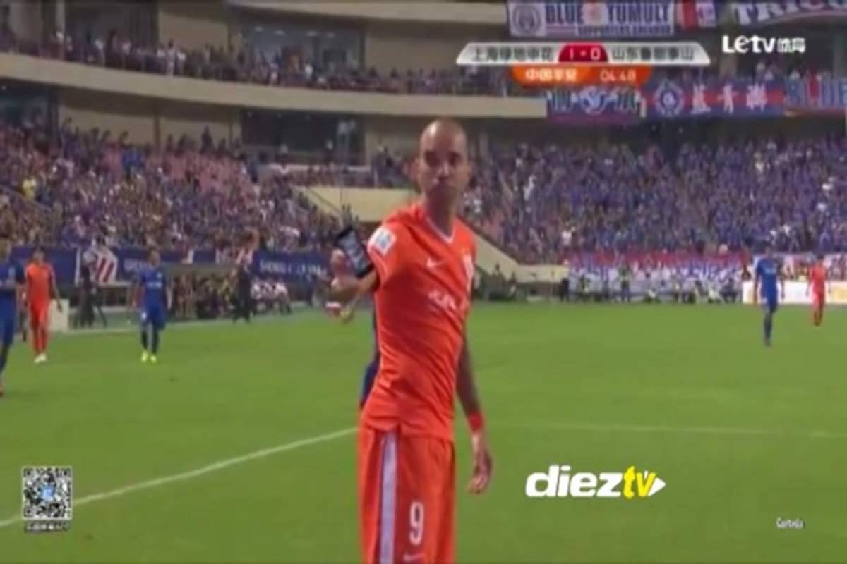 VIDEO: Aficionados le lanzan un Iphone a un jugador en pleno partido