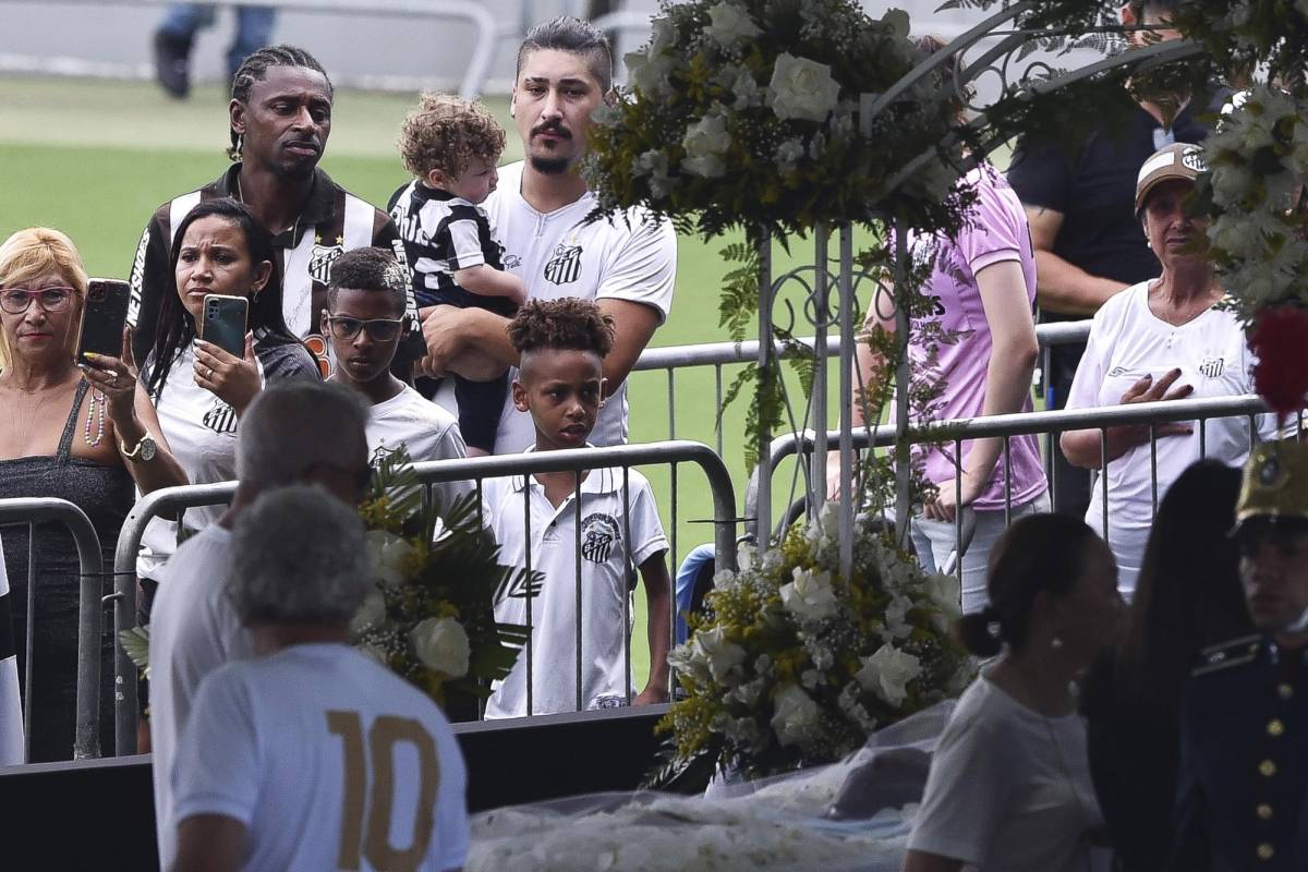 Fotos: Centenares de brasileños dan su último adiós al “rey” Pelé en el estadio del Santos