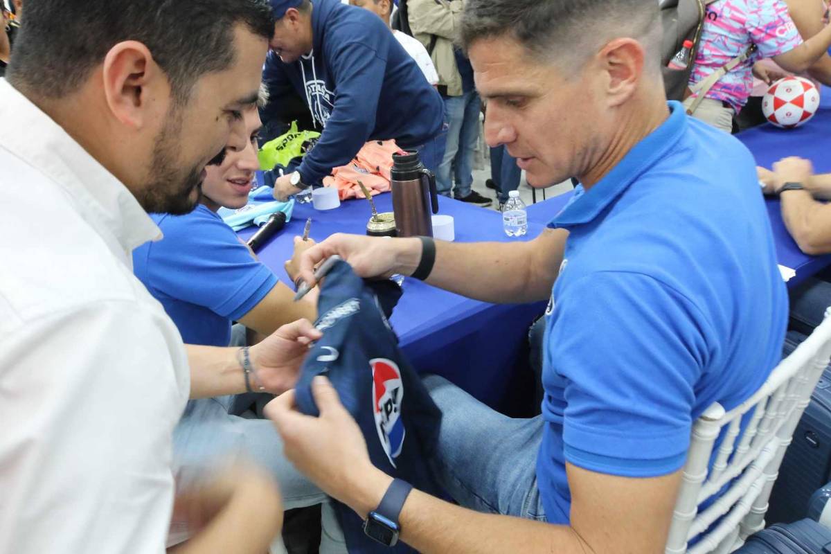 Jugadores de Motagua compartieron con sus aficionados: autógrafos, fotos y llevaron la copa 19