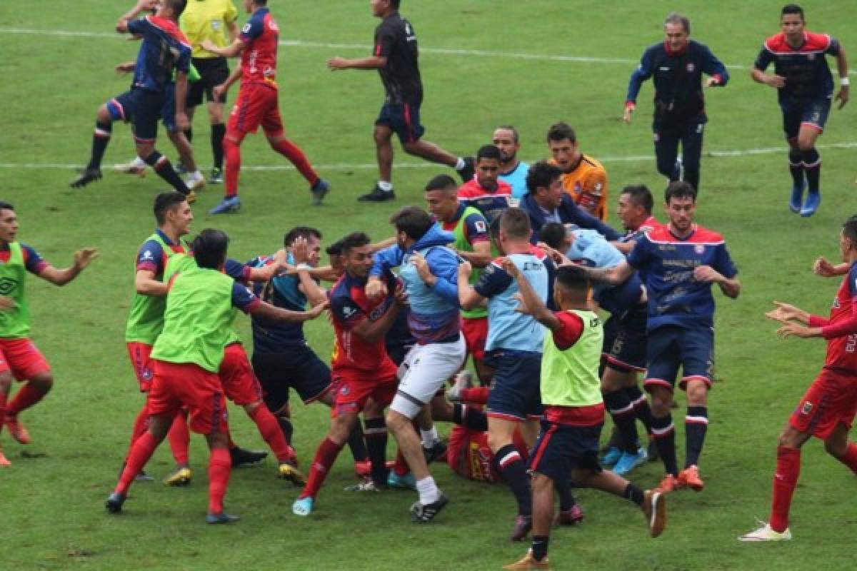 La pelea salvaje entre jugadores del Municipal y Xelajú en Guatemala; hubo ocho expulsados