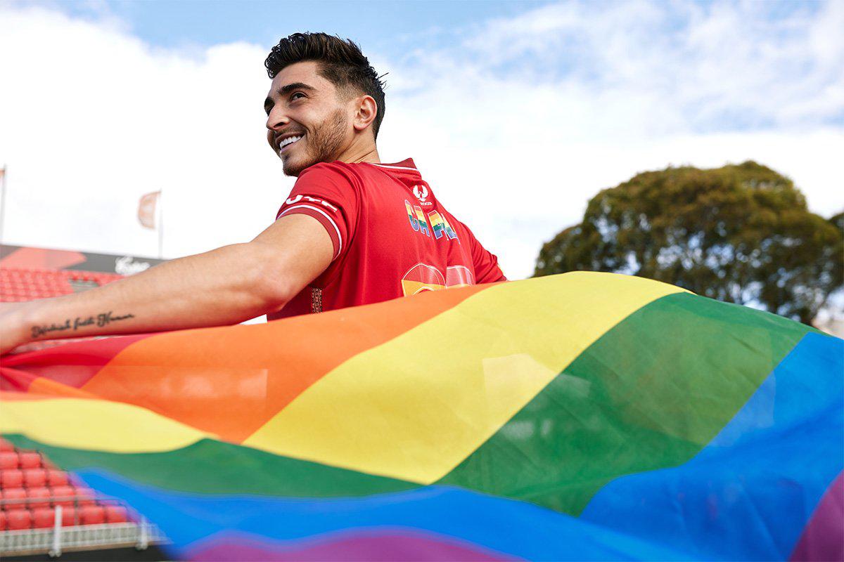¿Quién es? Futbolista le pide matrimonio a su novio en una cancha de fútbol; la postura de su equipo