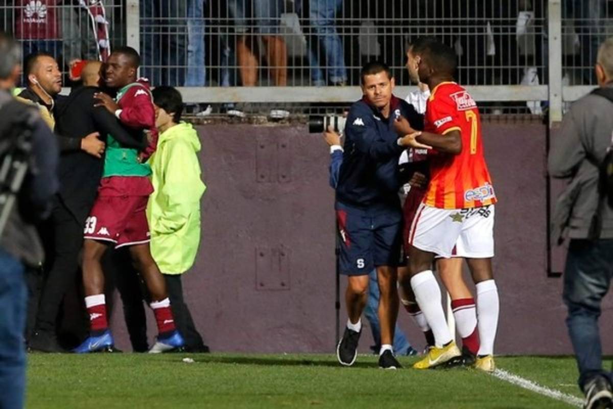 ¡Bochorno! Saprissa-Herediano terminó entre golpes, empujones e insultos