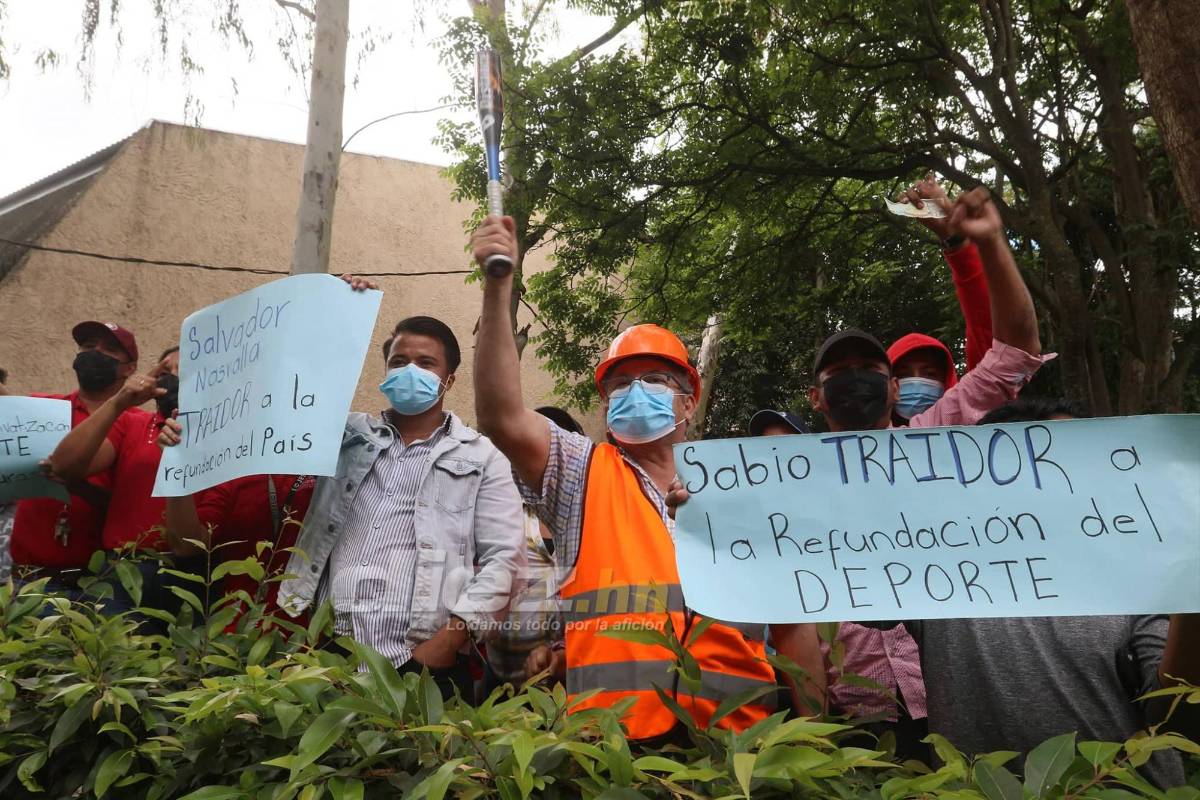 ¡Zafarrancho en la Villa Olímpica! Simpatizantes y empleados sacan corriendo a Salvador Nasralla y lo llaman ‘‘traidor’’