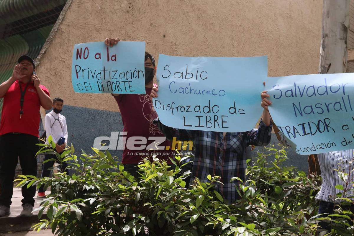 ¡Zafarrancho en la Villa Olímpica! Simpatizantes y empleados sacan corriendo a Salvador Nasralla y lo llaman ‘‘traidor’’