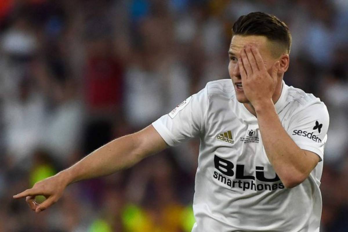Valencia's French forward Kevin Gameiro celebrates scoring the opening goal during the 2019 Spanish Copa del Rey (King's Cup) final football match between Barcelona and Valencia on May 25, 2019 at the Benito Villamarin stadium in Sevilla. (Photo by JOSE JORDAN / AFP)