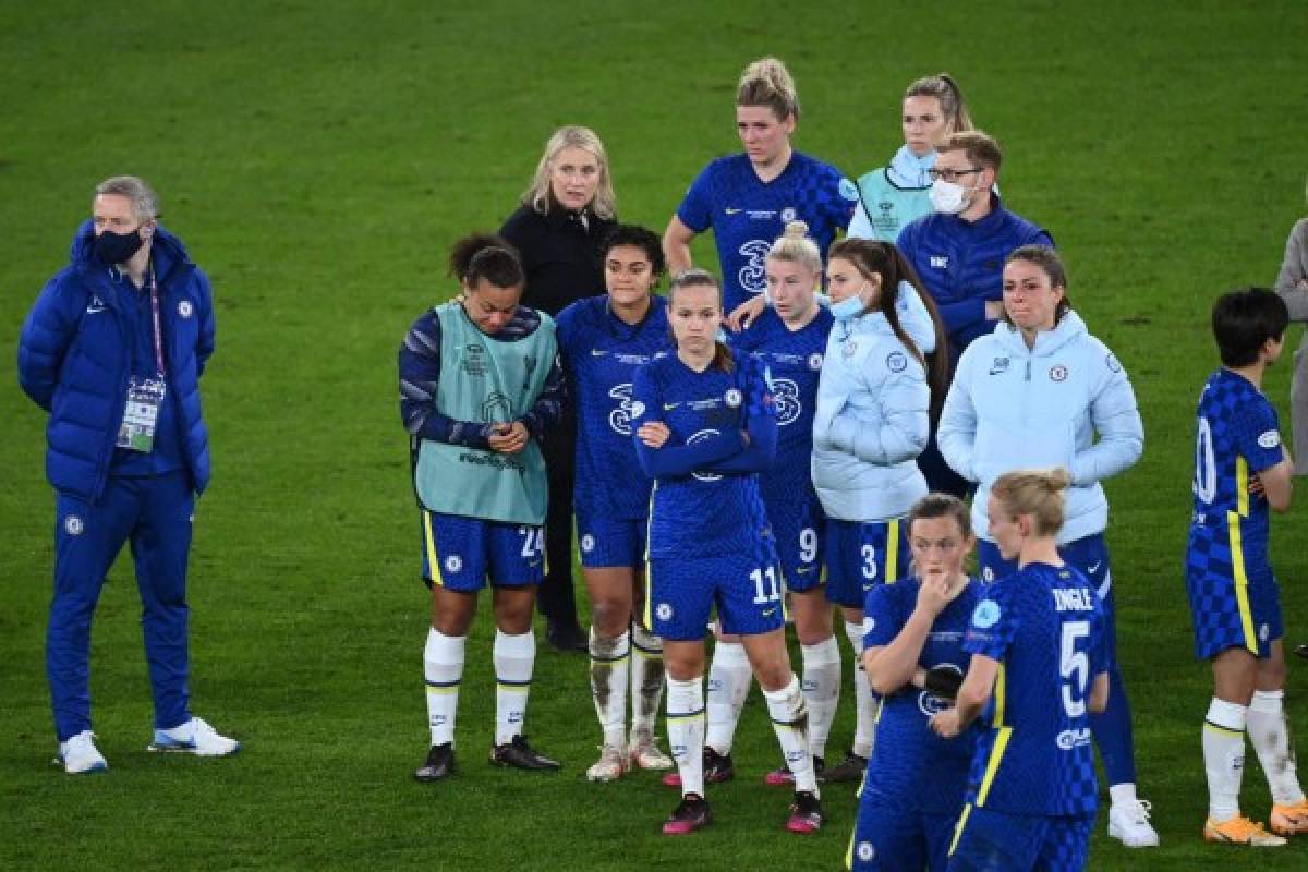 Chelsea's team looks sad after the end of the UEFA Women's Champions League final between Chelsea FC and FC Barcelona in Gothenburg, Sweden, on May 16, 2021. (Photo by Jonathan NACKSTRAND / AFP)