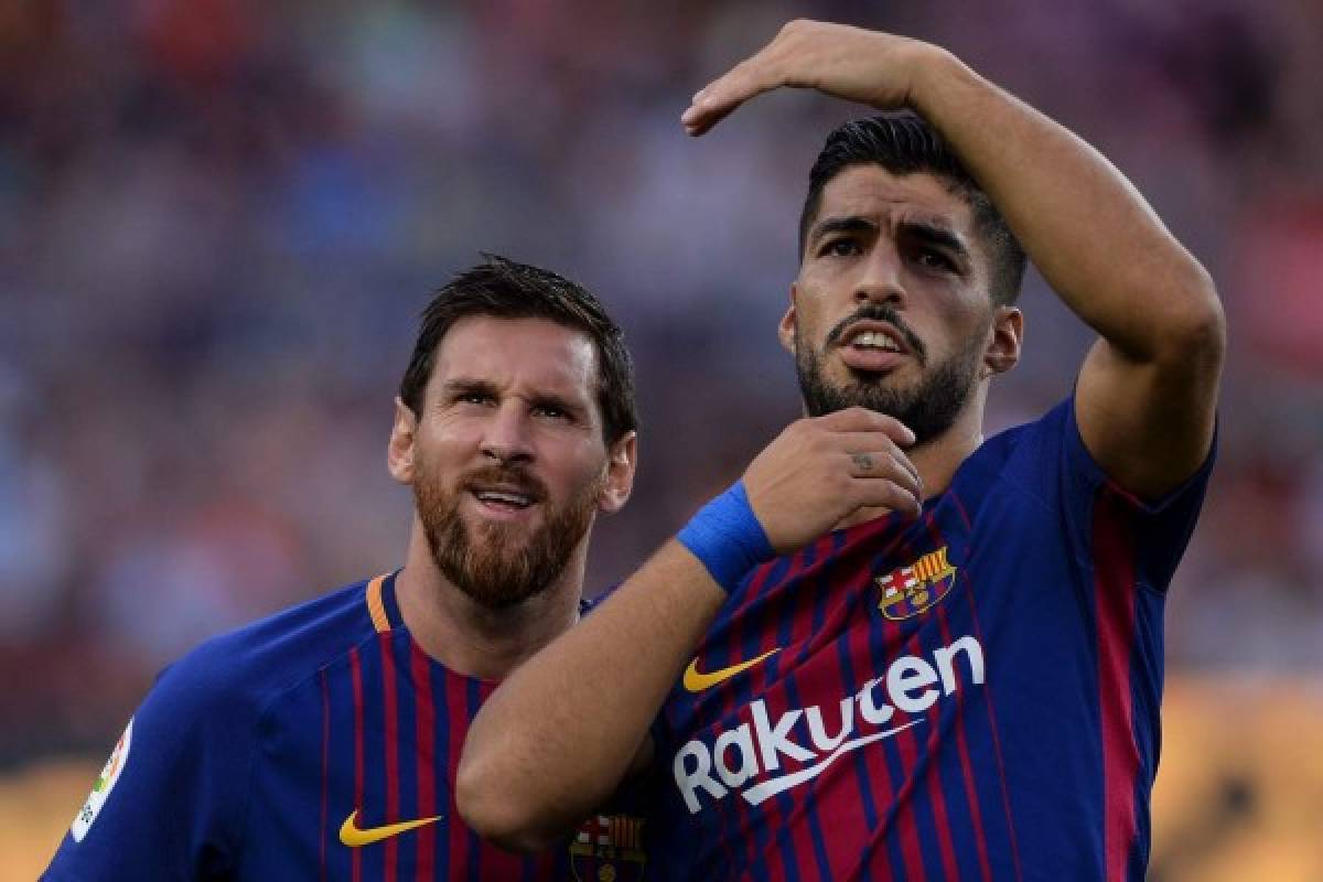 Barcelona's Argentinian forward Lionel Messi (L) and Barcelona's Uruguayan forward Luis Suarez look on during the 52nd Joan Gamper Trophy friendly football match between Barcelona FC and Chapecoense at the Camp Nou stadium in Barcelona on August 7, 2017. / AFP PHOTO / Josep LAGO